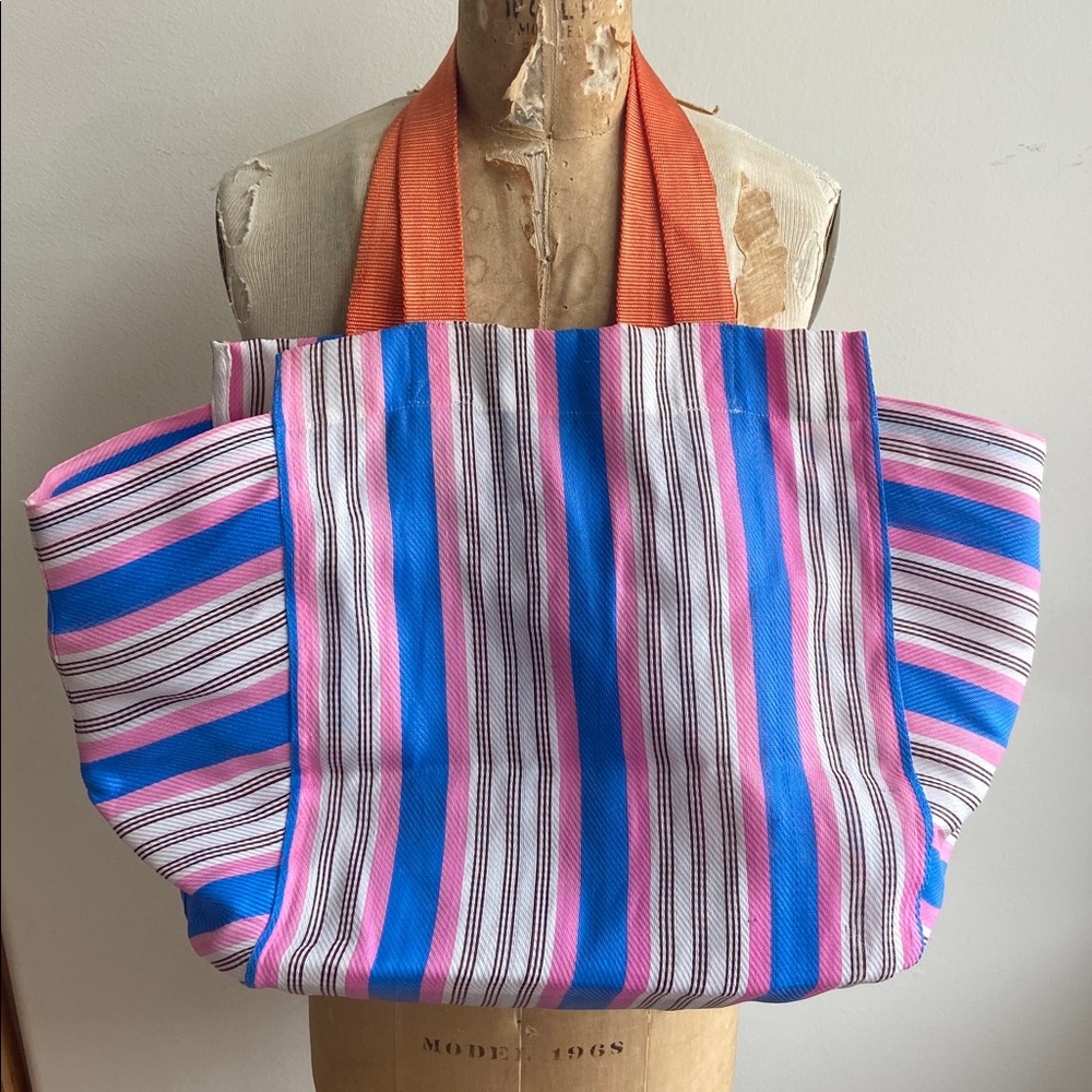 free-est by Free People Poly Mesh Lawn Chair Tote! 14” X 14” X 9” Side - Picture 5 of 5